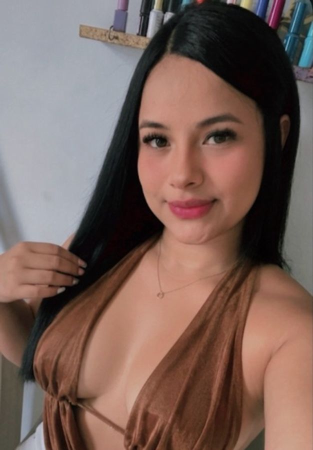 Sara — live on FlirtVibe